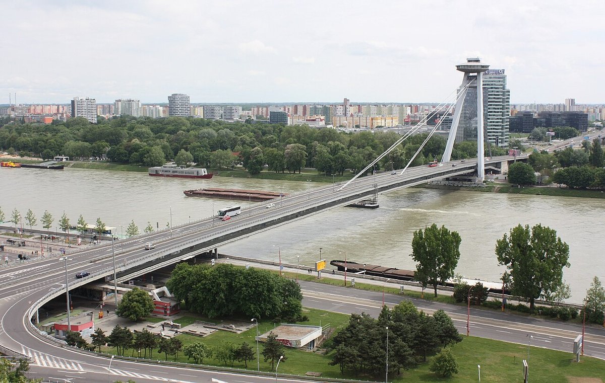 Castle Hill, NY - Sary:Bratislava, view from the castle hill to the New bridge.JPG — Wikipedia